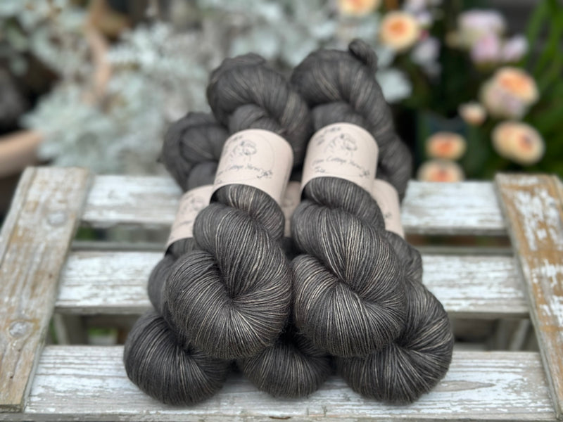 Carlisle Fingering in Charcoal (Dyelot 120925)