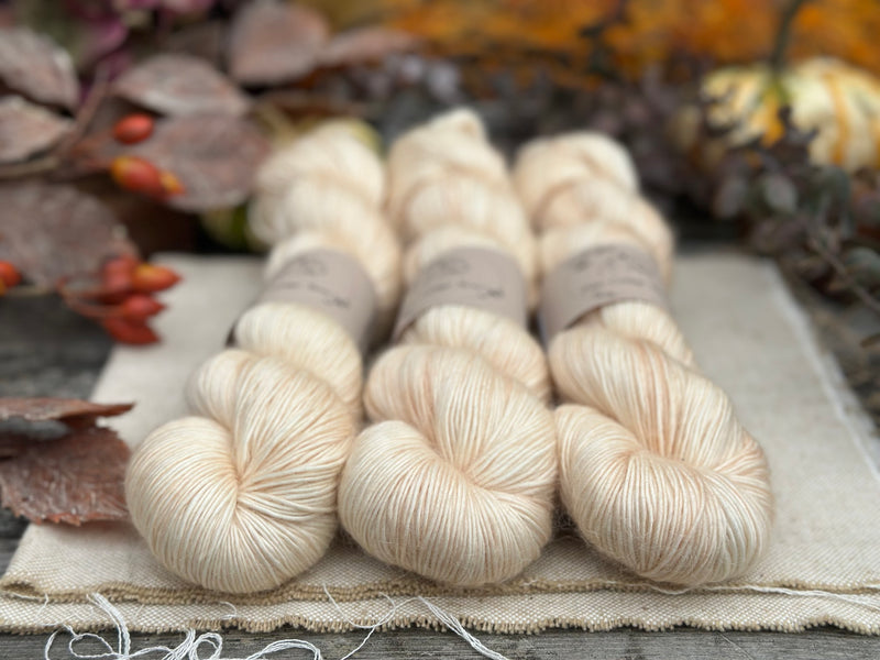 Coniston Fingering in Linen (Dyelot 250925)