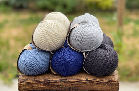 10 balls of yarn in five colours, a fade of blues