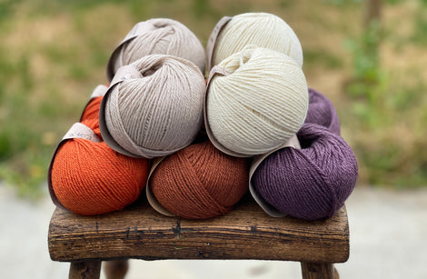 10 balls of yarn in five colours