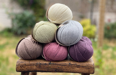 12 balls of yarn in six colours