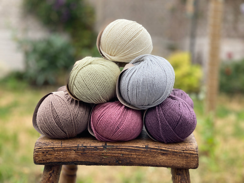 12 balls of yarn in six colours