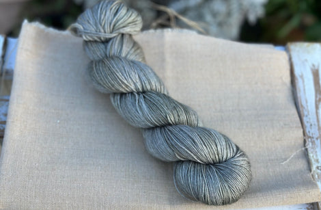 Titus 4ply in Autumn Fog (Dyelot 030226)