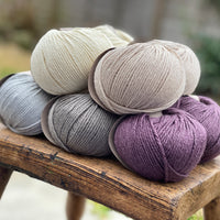 10 balls of yarn in five colours