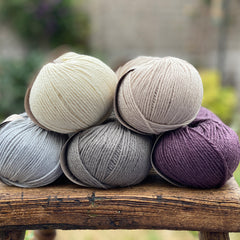 10 balls of yarn in five colours