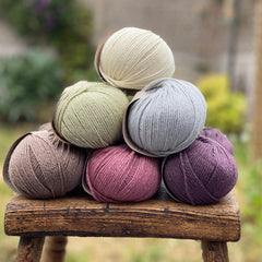 12 balls of yarn in six colours