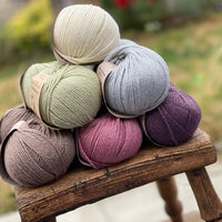 12 balls of yarn in six colours